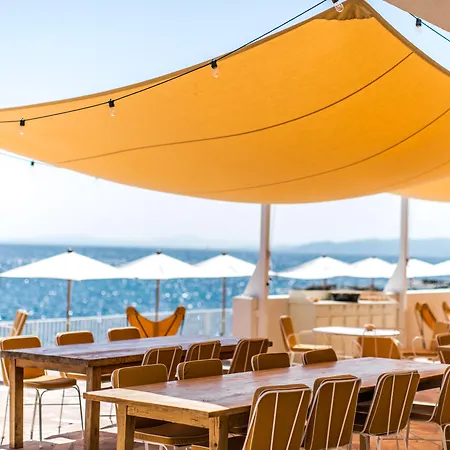 فندق Les Roches Rouges, A Beaumier 5*