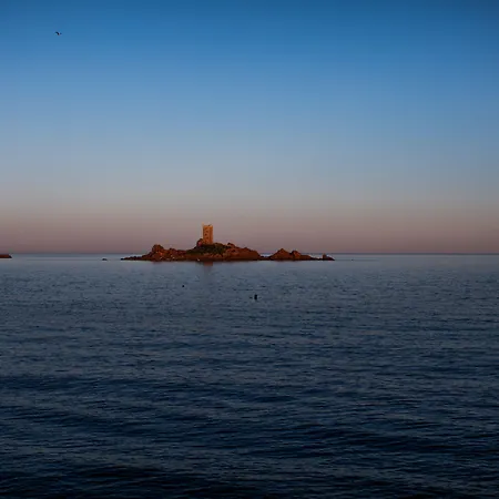 Hotel Les Roches Rouges, A Beaumier