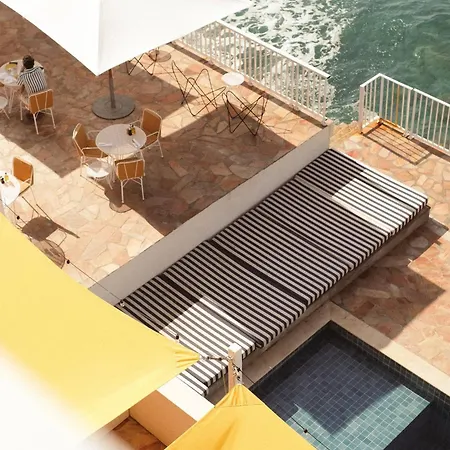 Les Roches Rouges, A Beaumier