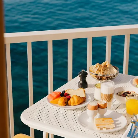 فندق Les Roches Rouges, A Beaumier 5*