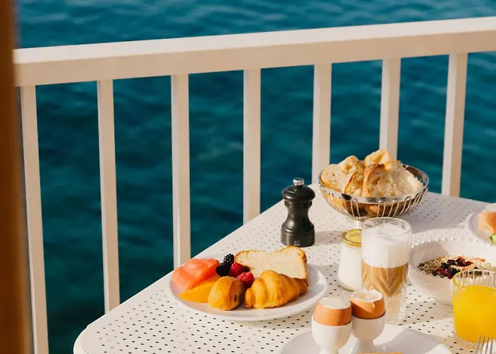 Hotell Les Roches Rouges, A Beaumier 5*