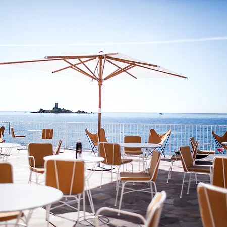 호텔 Les Roches Rouges, A Beaumier