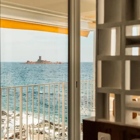 Les Roches Rouges, A Beaumier