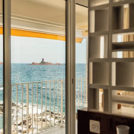 Отель Les Roches Rouges, A Beaumier 5*