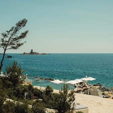Les Roches Rouges, A Beaumier Отель 5*